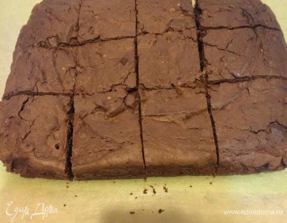 Одним из признаков готовности будет матовая, как бы потрескавшаяся, поверхность брауни.