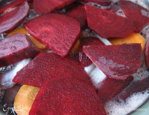 Поставить на средне-сильный огонь. После закипания снять пену, посолить, убавить огонь до минимума, оставить вариться на 3 часа 15 минут. 
