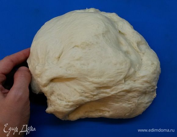Готовим тесто. В теплую воду добавляем сахар и дрожжи, даем постоять 10 минут. Добавляем масло, просеиваем муку, добавляем соль, замешиваем тесто.
Собираем тесто в шар, перекладываем в смазанную маслом миску, накрываем пищевой пленкой. Оставляем тесто на расстойку на 1.5 часа в теплом месте. За это время делаем одну обминку.