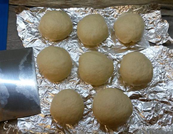 За это время тесто должно увеличится в 2 раза.
Делим тесто на 8 частей. Из каждой формируем шарик. Прикрываем шарики полотенцем, оставляем на 20 минут.