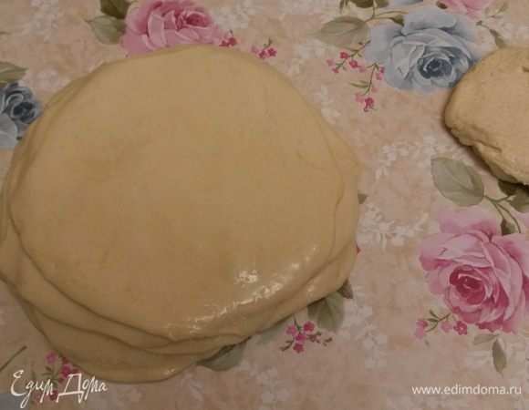 Каждый шар раскатываем в лепешку диаметром 20 см. Складываем лепешки одна на другую, промазывая каждую растительным маслом (дополнительные 40 мл). Получится стопка как на фото.