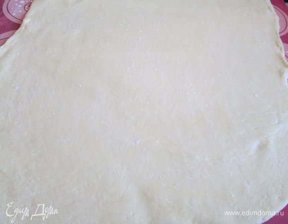 Через 10-12 часов достаем тесто из холодильника, даем ему согреться и начинаем с ним работать. Раскатываем пласт размером 25х40 см, толщиной 5 мм.
