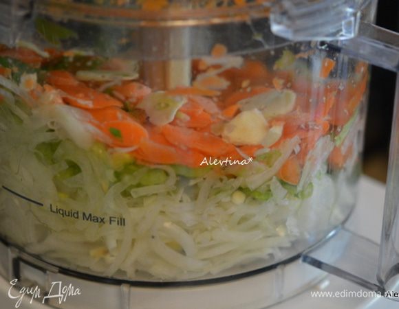 Овощи как морковь, луковицу крупную, сельдерей нарезать тонко вручную или используем технику. 