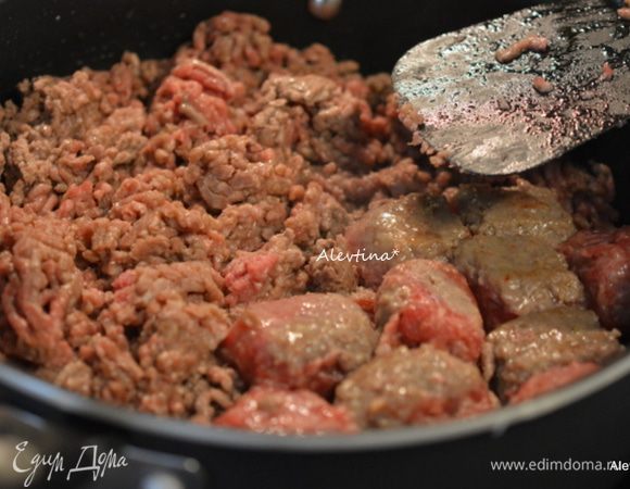 Фарш и итальянские колбаски, нарезанные обжарить до коричневого цвета на оливковом масле в большой емкости как кастрюля или большая сковорода.