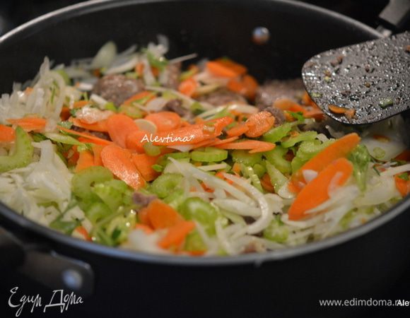 Добавить затем нарезанные овощи и все специи. Перемешать. Готовить до мягкости овощей, помешивая.