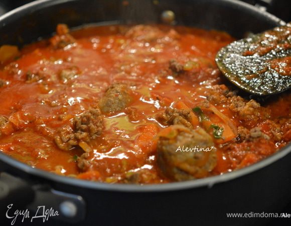 Налить воду, сахар, бульон и перемешать, затем томатный соус. Влить все это в массу, перемешать аккуратно. Довести и до кипения, убавить огонь и готовить еще 20 минут.