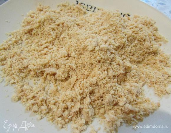 В кофемолке смолоть орехи (у меня арахис) в мелкую крошку.