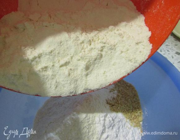 В миске смешать сливочное масло, орехи, сахарную пудру и муку. 