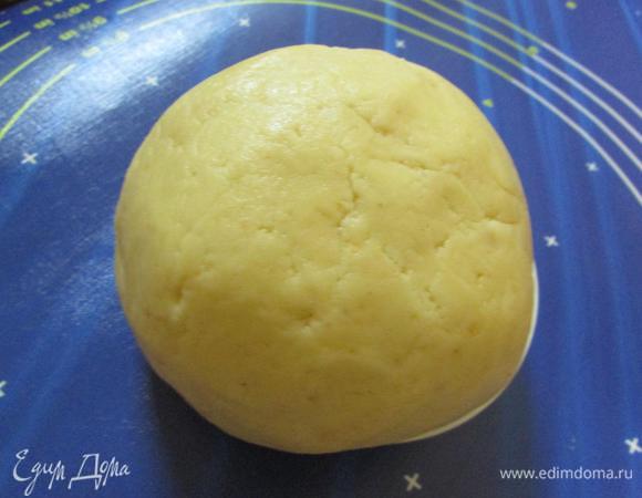 Тесто скатать а шар, накрыть пищевой пленкой и отправить в холодильник, не 1 час.