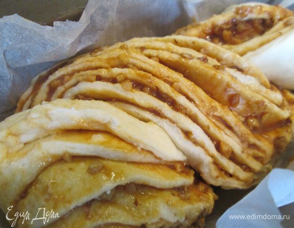 Сплетаем из двух половинок жгут, концы закрепляем. Укладываем в форму (23х12) на пекарскую бумагу. Кранц из дрожжевого теста требует расстойки в форме для выпечки 1 час.