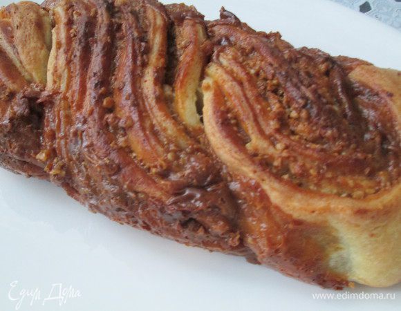 Выпекаем 45-50 минут при 200°С, желательно с паром. В отсутствие такой программы, можно на дно духовки установить чашу с кипятком. Готовность проверяем шпажкой.