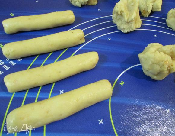 Через час тесто разделить на равные части (у меня по 30 г, 18 штук) и сформировать палочки.