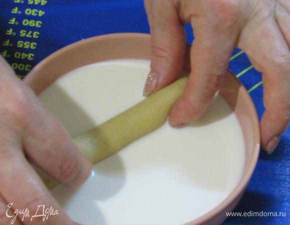 Затем каждую до половины обмакнуть в молоко.