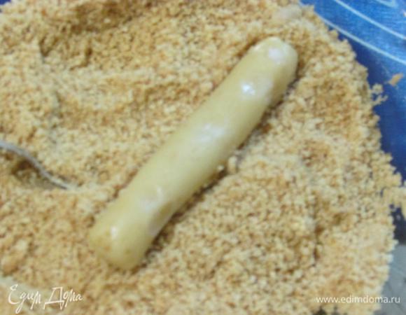 И прокатать в орехово-сахарной крошке.