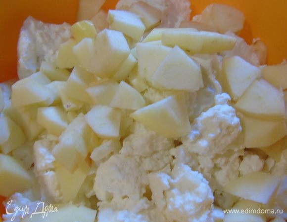 Яблоки очищаем и нарезаем кусочками, добавляем к творогу. Если творог мягкий и не сухой. А если творог не сильно мягкий, то яблоки лучше натереть на мелкой терке и к творогу добавить еще 2 ст. л. сметаны.