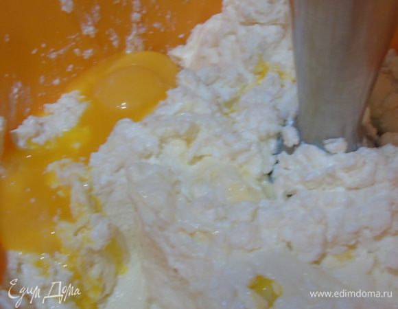 К яблокам с творогом добавляем желтки, ваниль и взбиваем блендером.