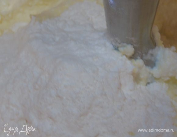 Затем всыпаем пудинг и опять взбиваем.