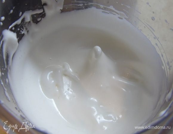 Белки взбиваем с сахаром и лимонным соком в крепкую пену.