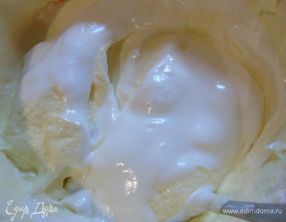 Аккуратно частями вводим белки к творожной массе.