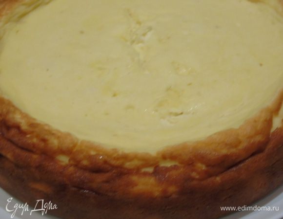 Форму мультиварки смазываем сливочным маслом и выливаем тесто. Ставим на программу "выпечка" на 1 час, а затем еще оставляем на "подогреве" на 40 минут. Аккуратно с помощью чаши для приготовления на пару вынимаем на тарелку и даем остыть, затем отправляем в холодильник на 4-5 часов, лучше на ночь. У меня обычно отправляется остывать только половина. Если в духовке, то при температуре 180°С 1 час. В противень налейте воды, так чтоб доходила до половины формы в которой выпекается творожник.