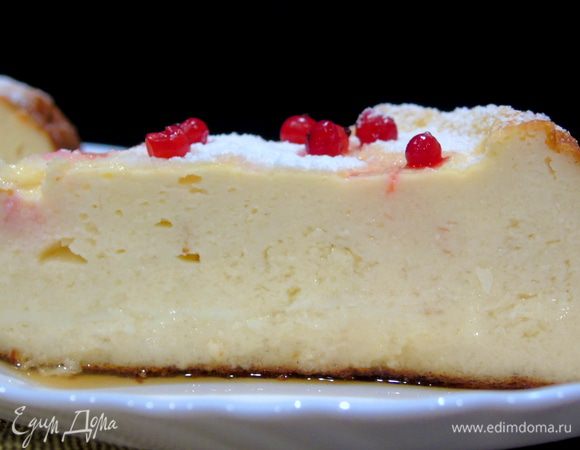 Подавать можно полив ягодным, карамельным либо любым на ваш вкус соусом. Я же просто присыпала сахарной пудрой и смородиной, вкусно в любом случае :)
