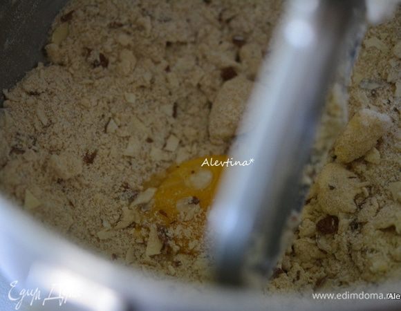 Добавить яичный желток от крупного яйца. Прокрутить. Тесто будет в крошку.