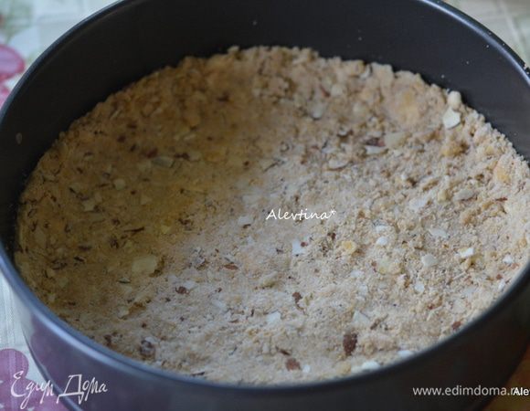 Выложить бумагу на дно. Вновь смазать маслом. Выложить тесто и сформировать корочку с бортиками.