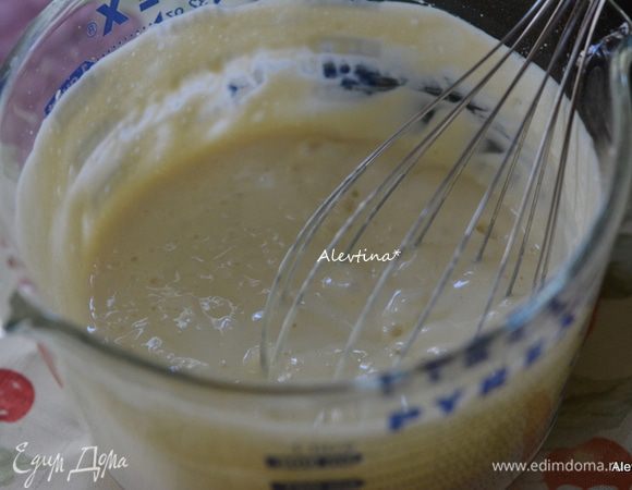 Приготовим начинку. Взбить сливочный сыр комнатной температуры, добавить яйцо, сахар, ванильный экстракт.