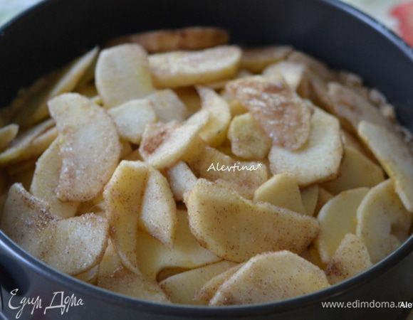 Выложить взбитый сливочный сыр на приготовленную основу. Затем яблоки с сахаром. Сверху выложить миндальные лепестки.