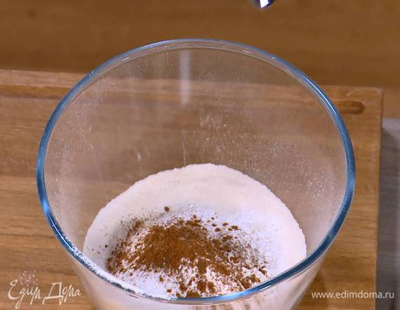 Муку просеять через сито, добавить корицу, имбирь, гвоздику, мускатный орех, разрыхлитель, соду и соль, все перемешать.