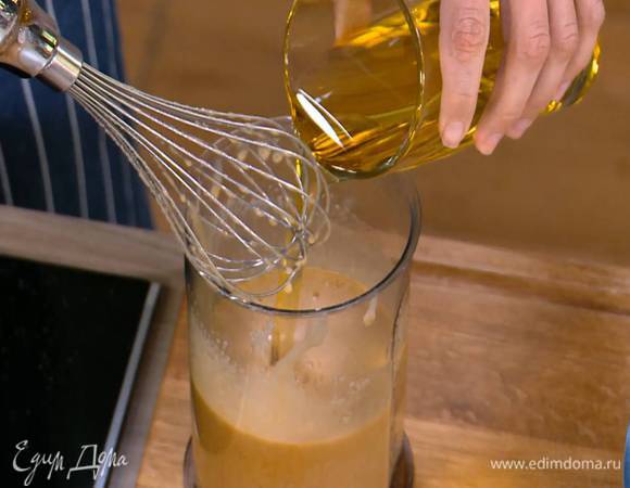 Яйца с сахаром взбить блендером с насадкой-венчиком в пышную массу, затем в два приема влить оливковое масло и взбить все еще немного.