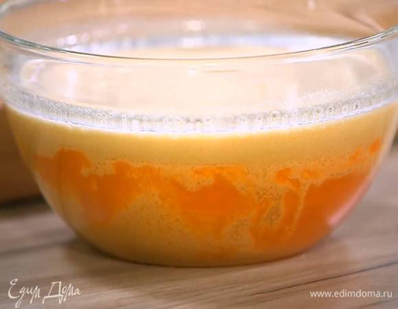 В тыквенное пюре влить ванильный экстракт и взбитые яйца, все перемешать.