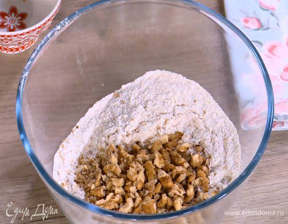 Грецкие орехи слегка измельчить в ступке и добавить к муке со специями.