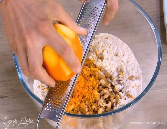 Цедру апельсина натереть на мелкой терке и перемешать с мукой.