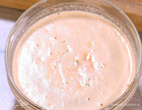 Из половинки апельсина выжать сок, влить в тыквенную массу, все перемешать.