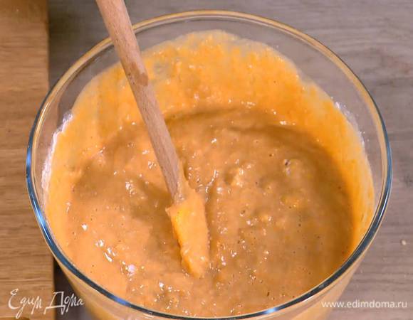 Тыквенную массу влить в муку с орехами и вымешать тесто.