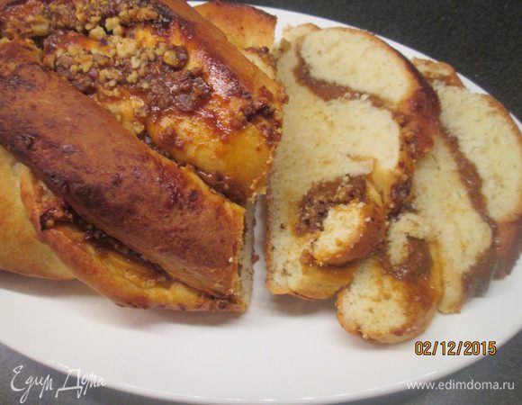 К чаю прекрасно подходят оба варианта. А теперь их разрезики, сначала дрожжевого.