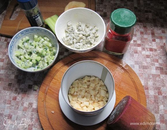 Далее возможны два способа оформления.
1. Если вы используете майонез, он имеет густую консистенцию. Можно взять пустую консервную банку без донышек и, с ее помощью, оформить салат порционно, чередуя зеленые и розовые слои.
2. Если у вас легкий майонезный соус, то он более жидкий. В этом случае салат лучше подавать традиционно.

Солить не советую, не попробовав, поскольку корнишоны и соль в кальмаре, мне показались вполне достаточными.