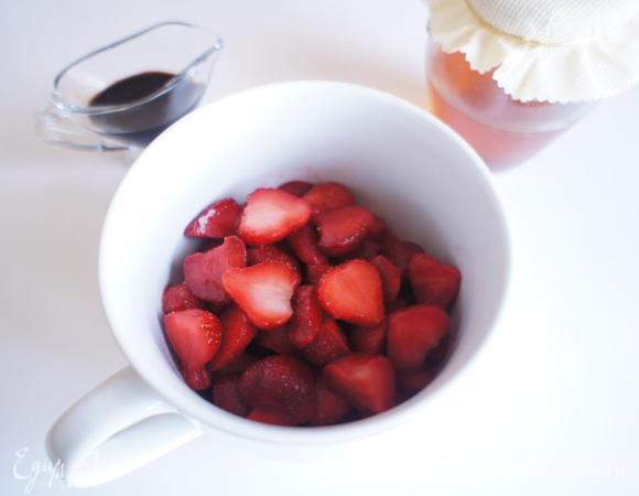 Ягоды клубнички разрезать пополам.