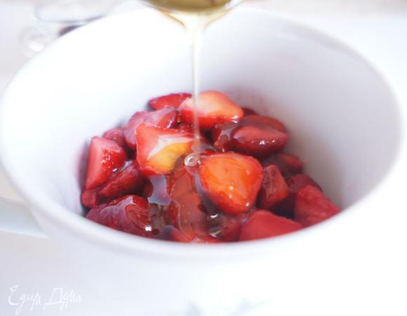 К ягодам добавить мед и бальзамический уксус. Слега перемешать, чтобы ягодки не подавились и поставить в холодильник на несколько часов.