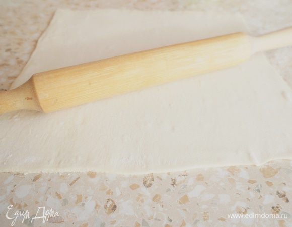 Один лист слоеного теста раскатать толщиной 2-2,5 мм.