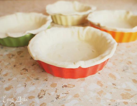 Выложить тесто на дно формочек для запекания в соответствии с их диаметром.