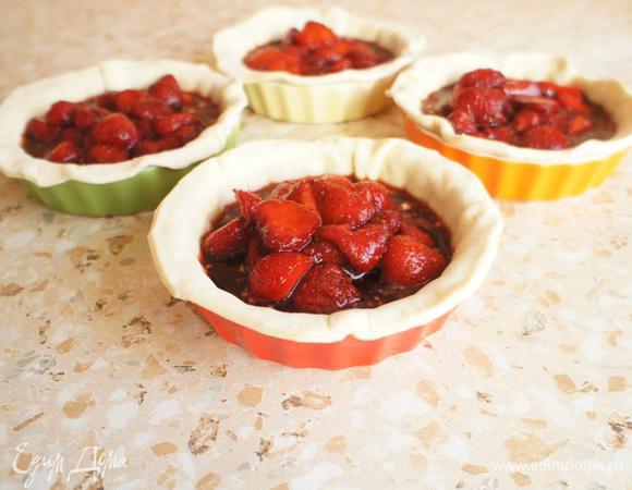 Выложить клубнику, но без соуса в котором она мариновалась. Соус можно поставить в холодильник и в дальнейшем заправлять салатики.
