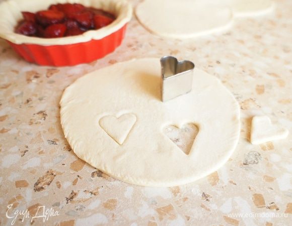 Раскатать второй лист теста такой же толщиной, что и первый и сделать из него "крышечки" для пирога.