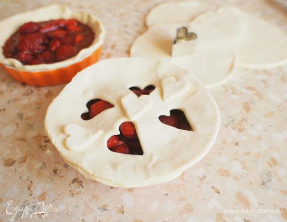 "Крышечками" закрыть пироги, слегка прищепив их к основе.