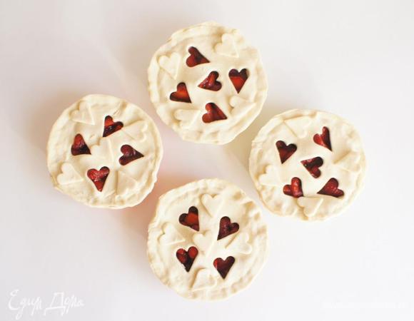 Поставить в духовку на 180°C и выпекать до готовности теста и образовавшейся золотистой корочки.