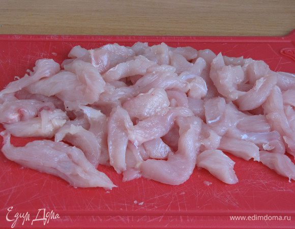 Куриное филе нарезать продолговатыми ломтиками.