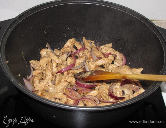 Разогреть в воке или сотейнике растительное масло и слегка обжарить кусочки курицы. Намного подсолить и всыпать имбирь. Добавить лук, чеснок и острый перец. Жарить минуты две на среднем огне, постоянно помешивая.