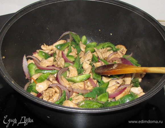 Добавить сладкий перец и, активно помешивая, жарить 1 мин.