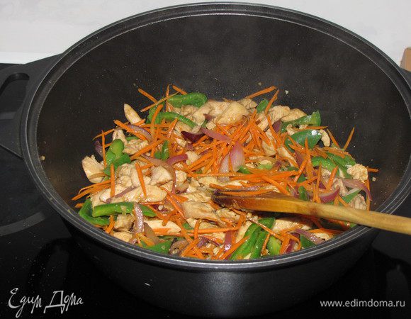 Затем добавить морковь и жарить еще 1 минуту.